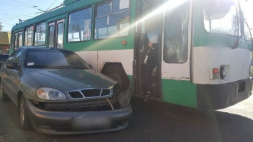 В Николаеве столкнулись троллейбус и "Daewoo Lanos": образовалась огромная пробка,- ФОТО