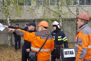 На АЗС в Харьковской области съехались спасатели и полицейские (фото)