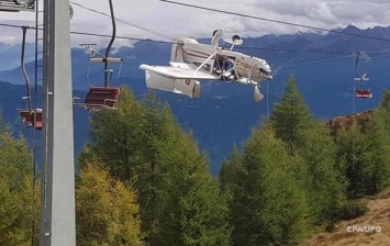 В Альпах самолет повис на проводах
