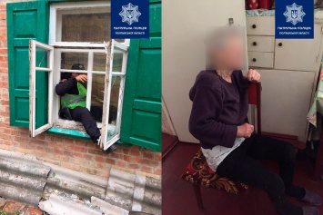 Патрульные забрались в дом через окно, чтобы спасти пожилую женщину