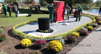 В запорожском парке появился зеленый рояль и цветочные герои сказок - фото