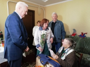 В Бердянске поздравили ветеранов труда с юбилеем