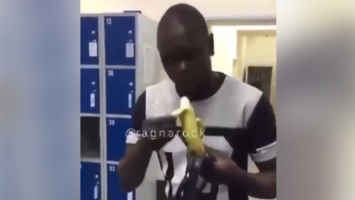Заставил есть банан - в Киеве посетитель супермаркета издевался над африканцем (видео)