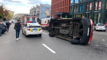 В центре Киева скорая перевернулась, когда в нее влетел Ford: видео момента аварии