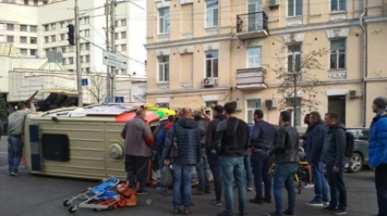 Страшное ДТП в центре Киева: перевернулась "скорая" с пациентом
