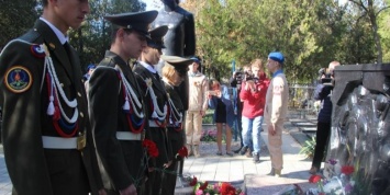 В Ейске прошла акция "Свеча памяти" на могиле детей, погибших от рук нацистов