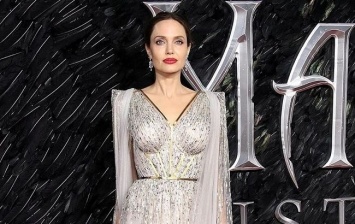 Еще красивее: Анджелина Джоли покорила Лондон роскошным серебристым нарядом