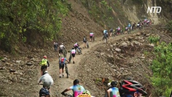 70-летняя велосипедистка покорила "дорогу смерти" в Андах (видео)