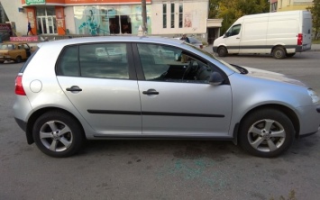 Неизвестный в Запорожье разбил стекло у машины и забрал видеорегистратор (ФОТО)