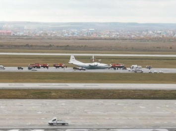 Самолет ВКС РФ Ан-12 совершил «жесткую посадку», ударившись о взлетную полосу