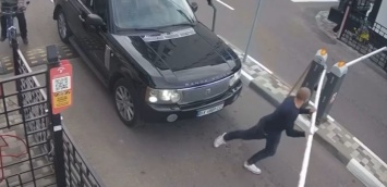 В Киеве пьяный водитель на Range Rover сломал шлагбаум, видео