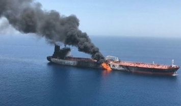 Иранский танкер в Красном море атаковали двумя ракетами