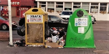 Возле ТРЦ «Украина» убрали контейнеры для раздельного сбора отходов