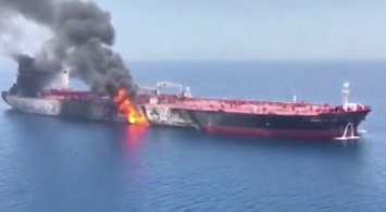 Густой дым окутал все вокруг: мощный взрыв на танкере заставил море почернеть