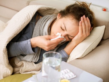 Ускорить выздоровление от гриппа помогают легкие белковые продукты и обильное питье - врач