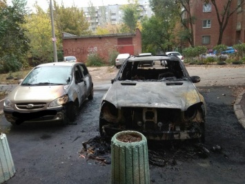 В центре Донецка ночью сгорел автомобиль, - ФОТО