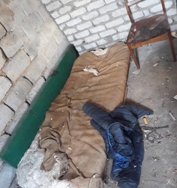 Рваный матрас и окурки: под Харьковом нашли детей в жутких условиях