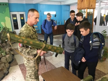 Военные принесли в школу оружие, чтобы заинтересовать детей (ФОТО)