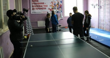 Запорожкокс подарил детям Инваспорта оборудованный тренажерами маленький спортзал