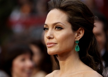 Расцветает на глазах: Анджелина Джоли сразила фанов наповал невероятным платьем (фото)