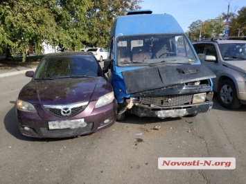 В Николаеве столкнулись Renault и Mazda - пострадала женщина