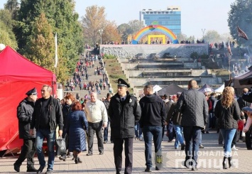 В Запорожье и области за порядком во время гуляний следят 1000 полицейских и 500 нацгвардейцев, - ФОТО