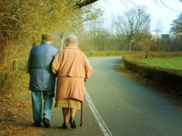 Выявлена связь между медленной ходьбой и ранним старением мозга