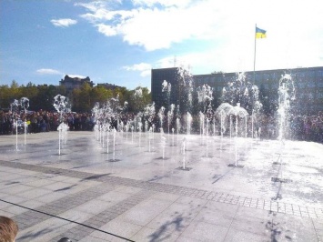 В Николаеве на площади наконец заработали фонтаны, - ФОТО