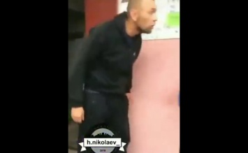 Житель Николаева обматерил и столкнул с лестницы детей, которые шли к бабушке. Видео 18+