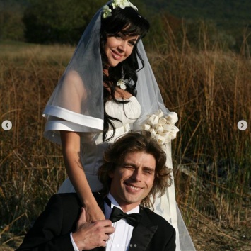 "Любовь все исцелит". Семья Заворотнюк опубликовала архивные фото с ее венчания