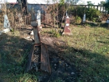 Время и вандалы разрушают старое кладбище в Мелитополе (ФОТО)