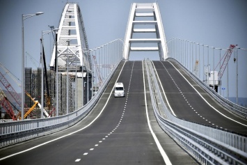 «Бабье лето на носу»: в сети смеются над «перегруженным» Крымским мостом (фото)