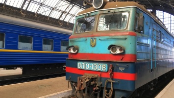 "Двери перекошены, как и лица пассажиров": "Укрзализныця" угодила в очередной скандал. Незабываемые фото