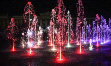 Музыкальные фонтаны на площади Соборной переливались до ночи. Фото