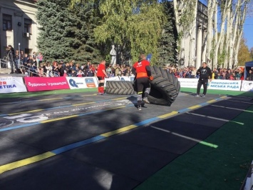 В Покровске на площади Шибанкова проходят соревнования лучших стронгменов страны