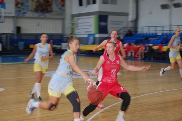 Баскетболистки Литвака в стартовом поединке одолели соперниц из Ровно