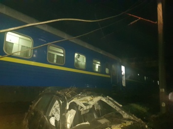 В Кировоградской области автомобиль слетел с моста и попал под поезд