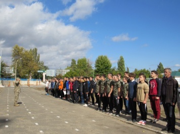 В Заводском районе ко Дню защитника Украины прошли соревнования по троеборью среди школ