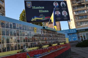 Поздравить живых, поклониться погибшим, - сегодня День защитника Украины, - ФОТО