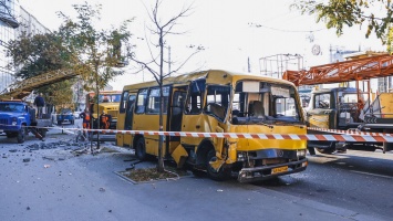 В Киеве на Лукьяновке маршрутка снесла столб и остановила движение троллейбусов: пострадала женщина