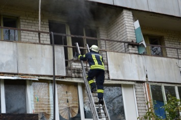 Пожар в Днепре: сотрудники ГСЧС тушили пансионат