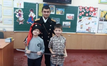 Новокаховскую школу посетил настоящий есаул из Запорожского Казачества