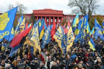 Киев заполонили бусы с автоматчиками, в столице неспокойно, что-то назревает