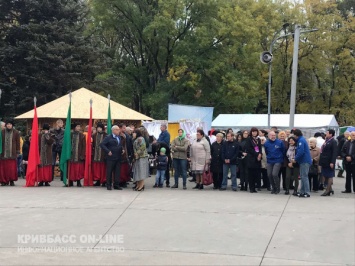 Празднование в разгаре: козацкие песни звучат в парке Героев Кривого Рога