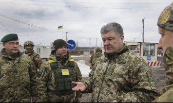 ''Украинцы гордятся своей армией, а агрессор боится ее'': Порошенко поздравил воинов с Днем защитника Украины