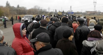 Началось! Жители "ДНР" массово побежали в Украину: очереди, паника, страх - что происходит