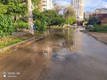 Одесскую улицу прорвало в трех местах, - ФОТО