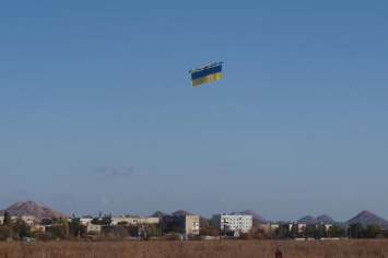 Над Донецком запустили украинский флаг