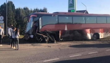 На Львовщине попал в ДТП автобус с иностранными туристами, есть погибший
