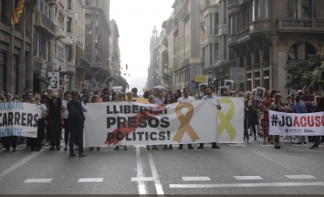 В Каталонии блокируют дороги и объявили мобилизацию из-за приговора лидерам сепаратистов